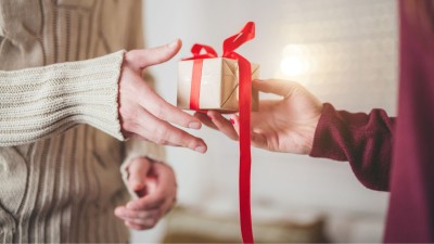 Комплектът секс играчки е чудесен подарък еротичен подарък, секс играчка като подарък, комплект играчки като подарък