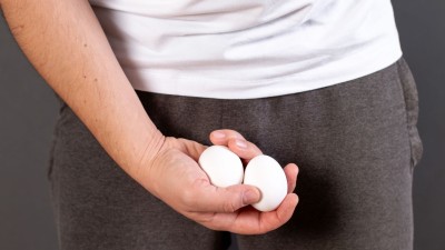 CBT включва много разнообразен набор от стимулации мъчение с пенис и топки