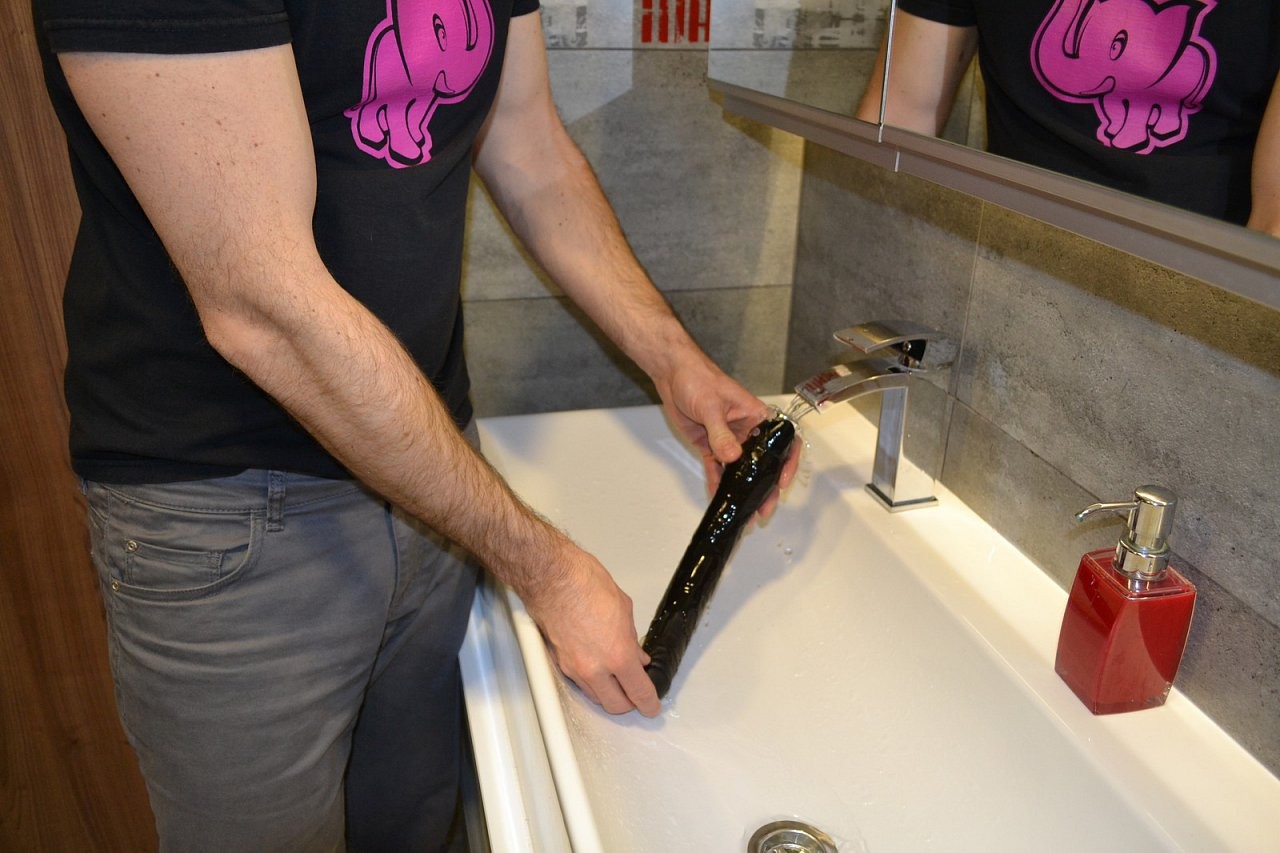 Адам и вибраторът XL Monster