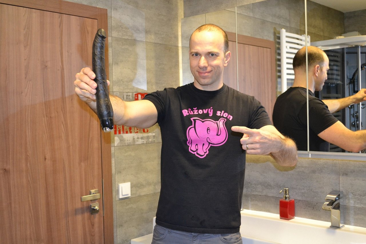 Адам и вибраторът XL Monster