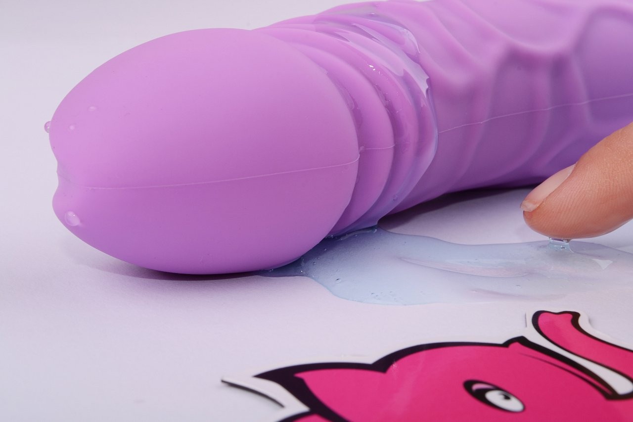 Овлажняващ смазочен гел върху вибратора Blueberry