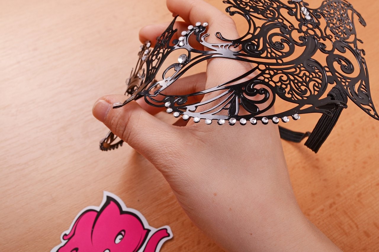 Метална маска за очи с кристали