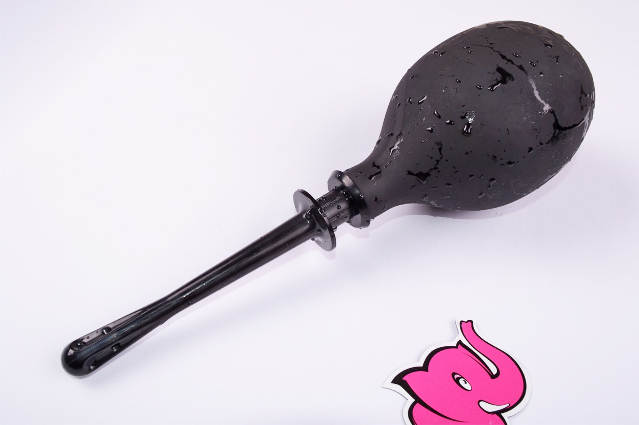 Клизма на големия задник