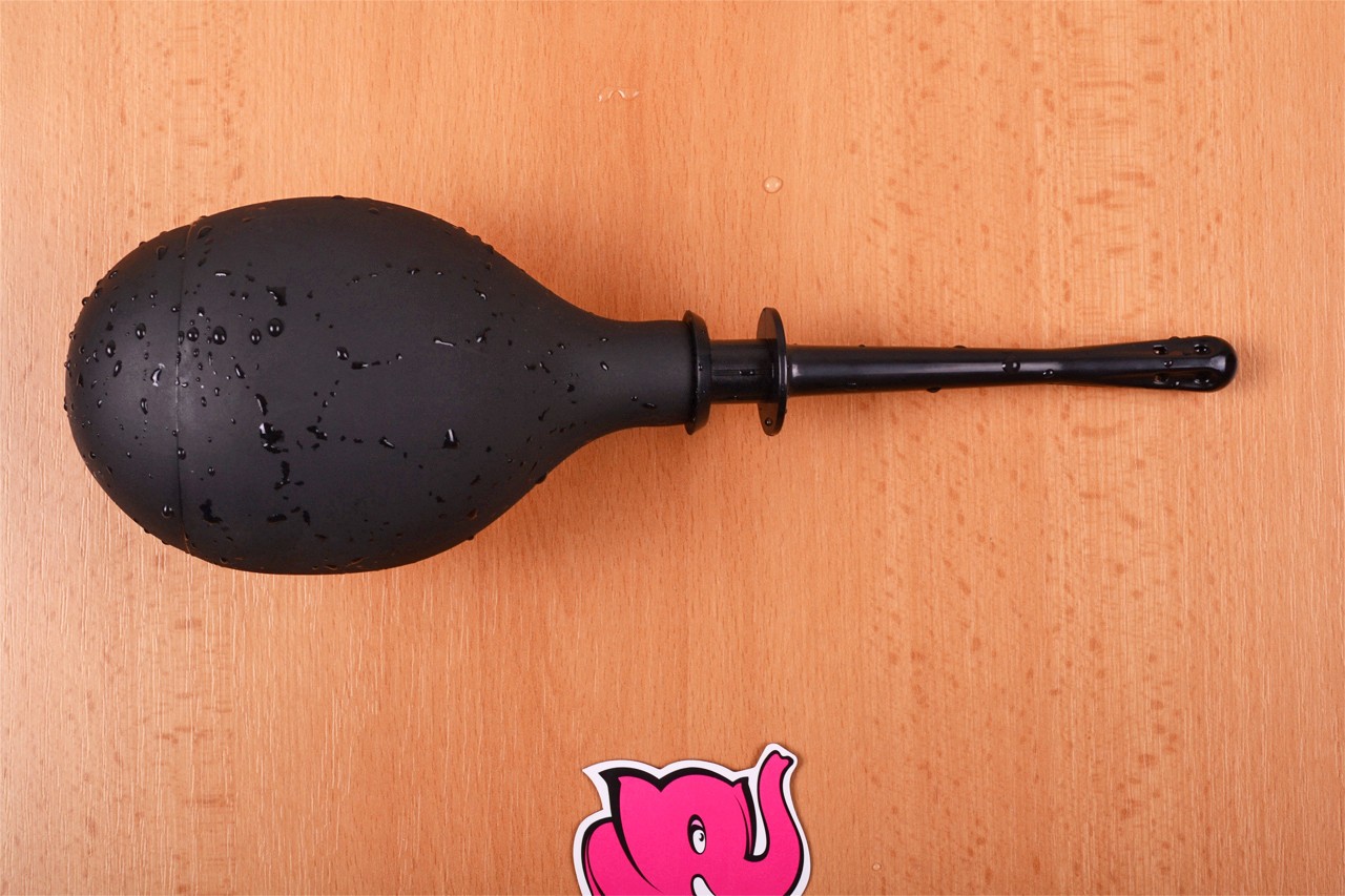 Клизма на големия задник - на масата