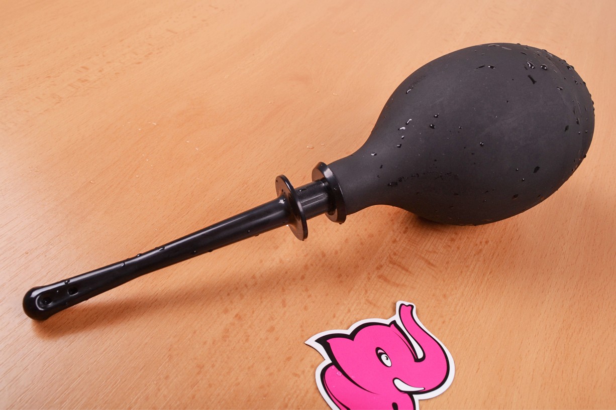 Клизма на големия задник - на масата