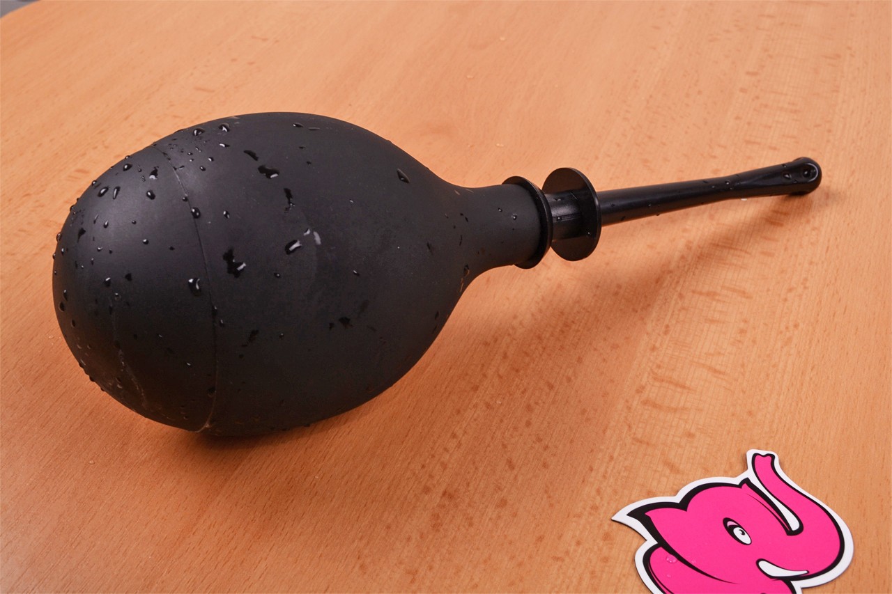 Клизма на големия задник - на масата