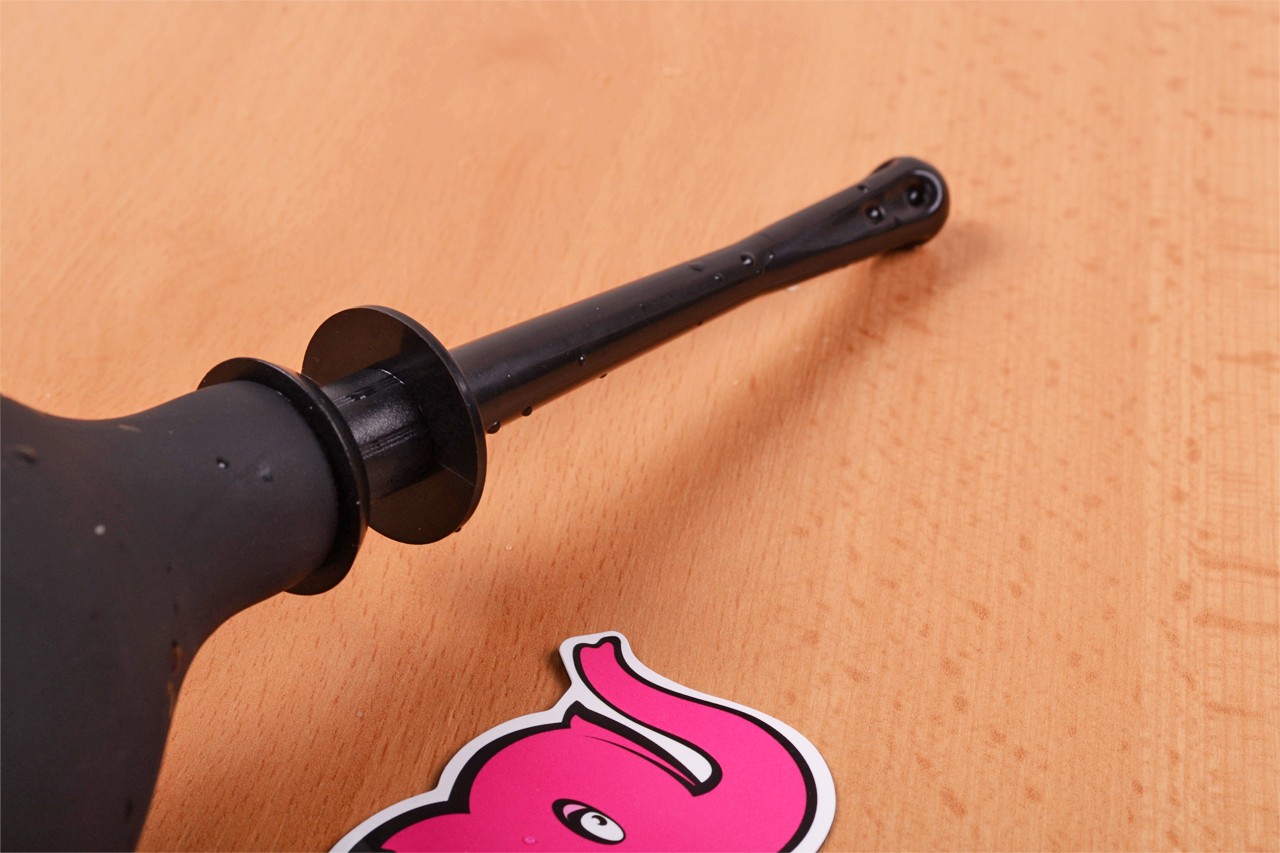 Клизма на големия задник - на масата