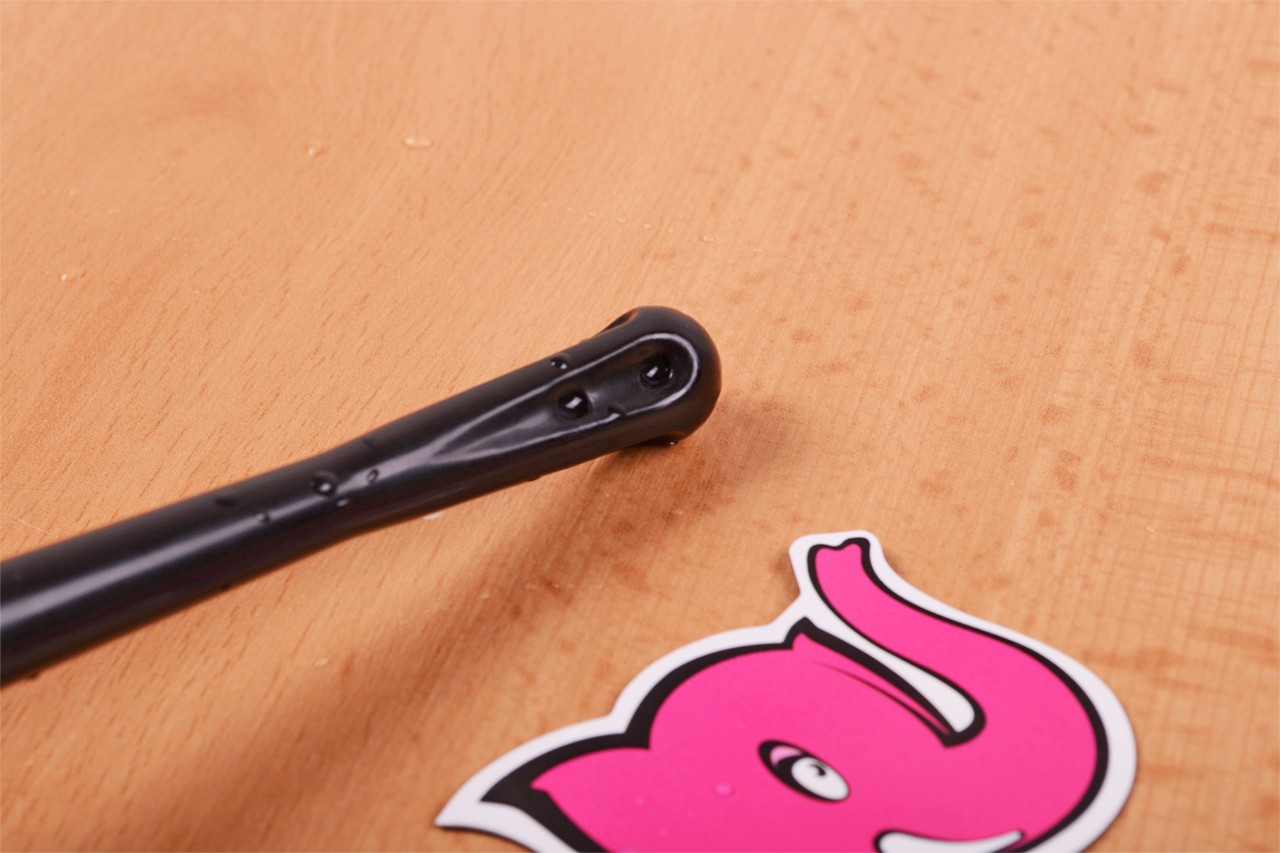 Клизма на големия задник - на масата