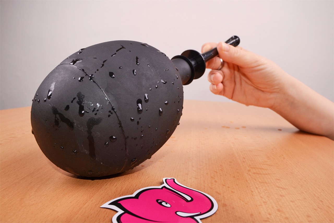 Клизма на голям задник - в ръка