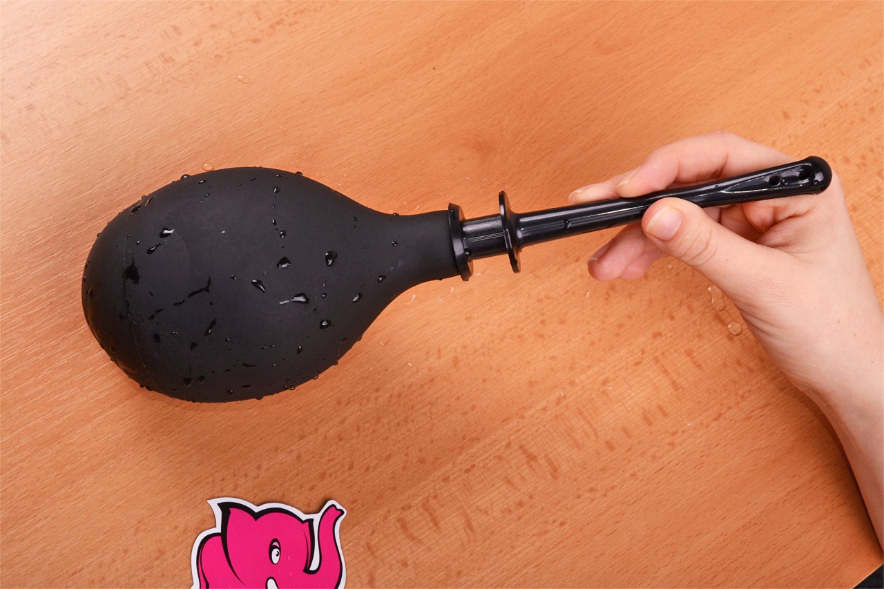 Клизма на голям задник - в ръка