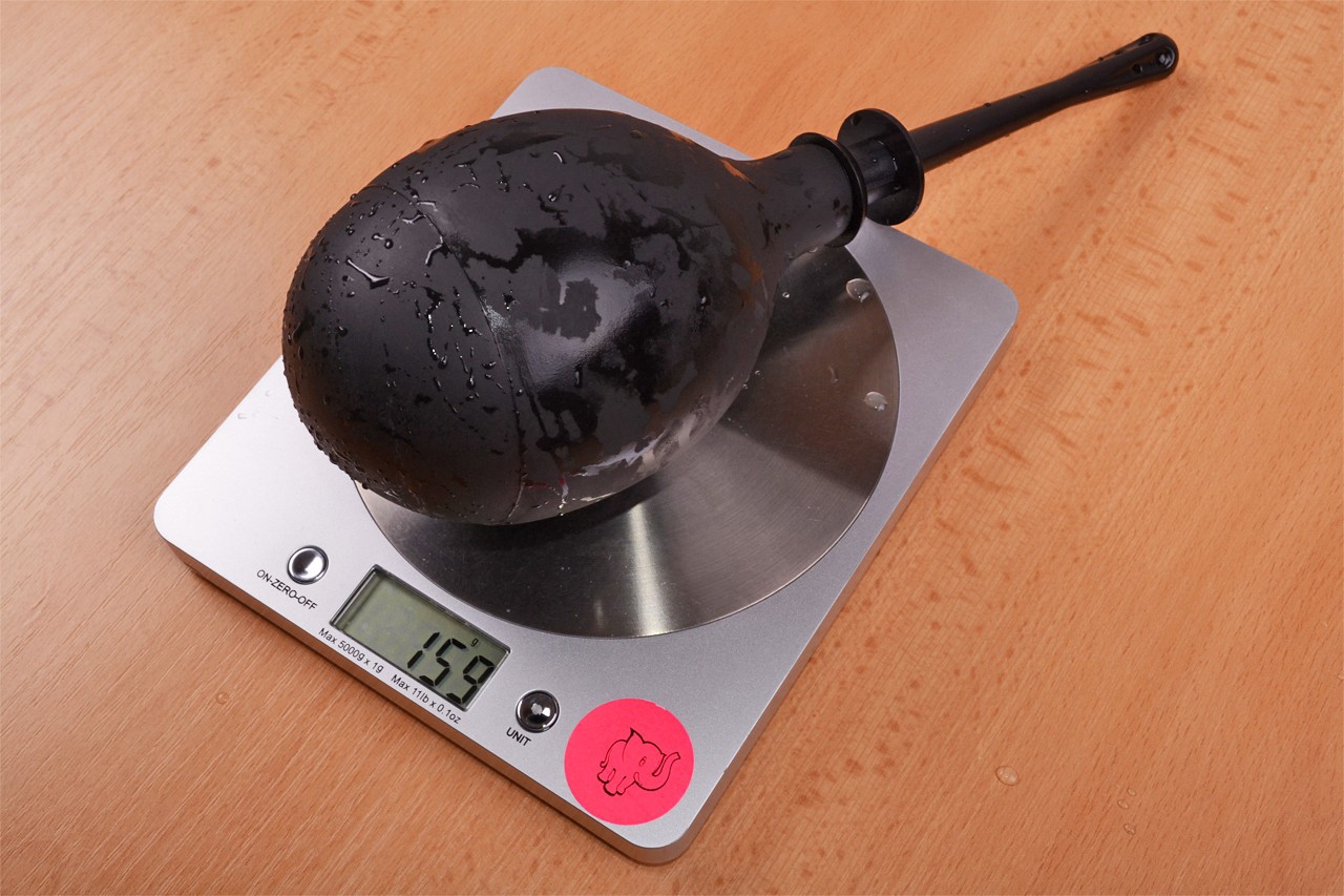 Клизма на големия задник - на скалата