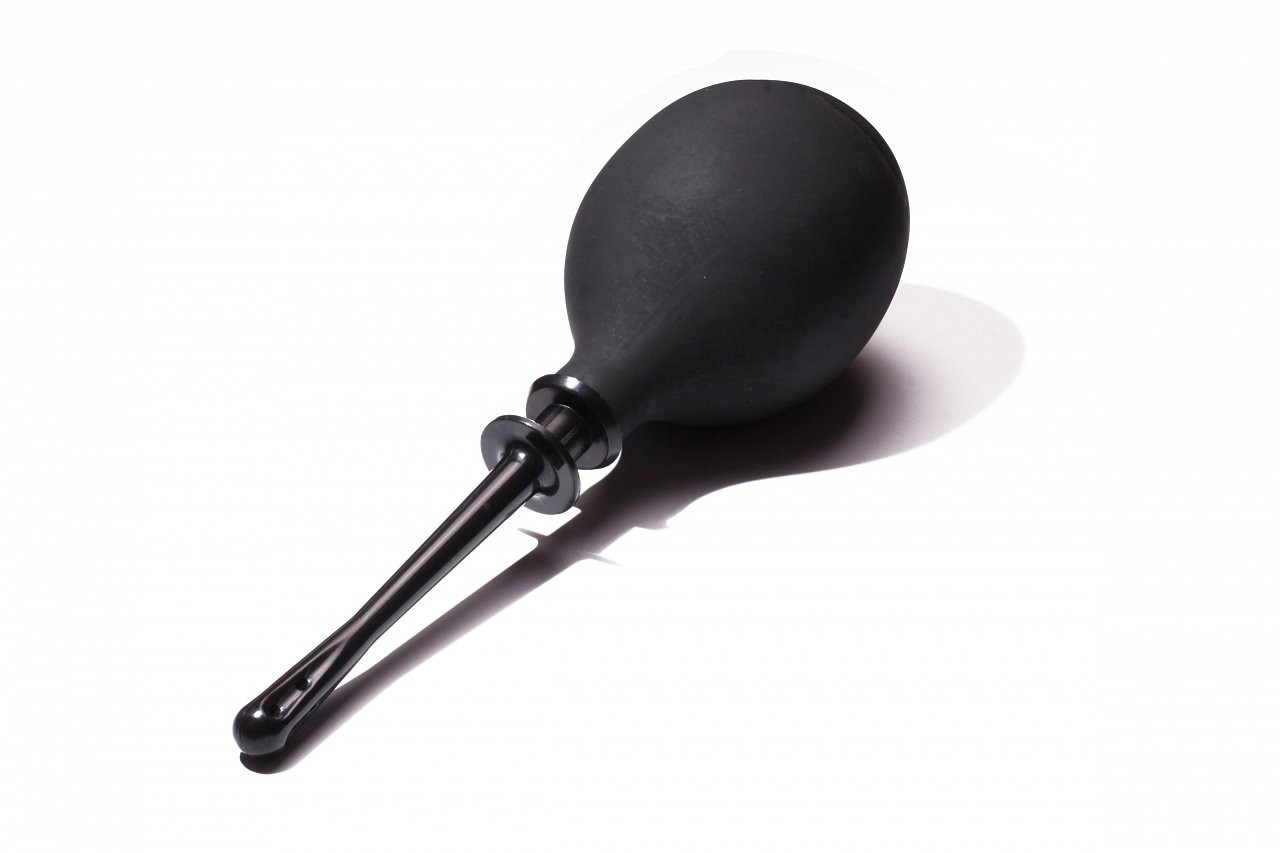 Клизма на големия задник