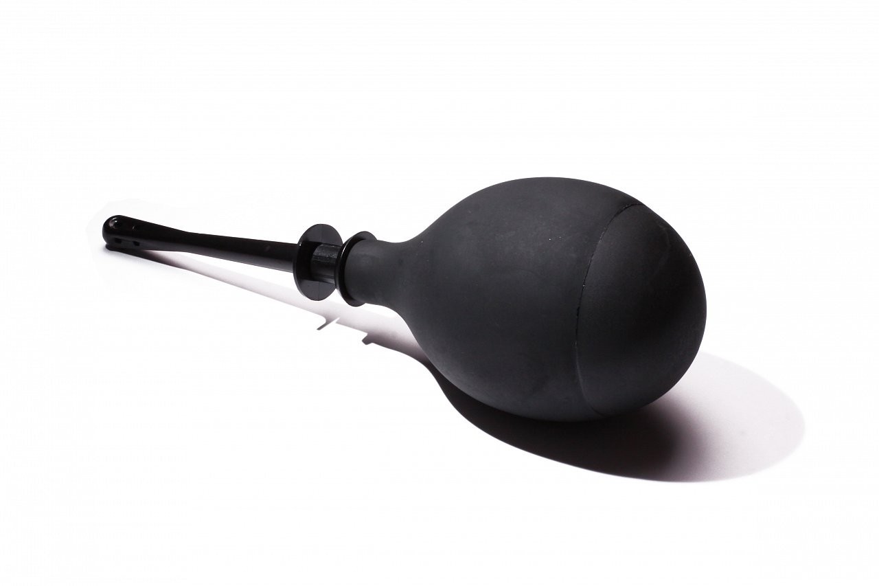 Клизма на големия задник