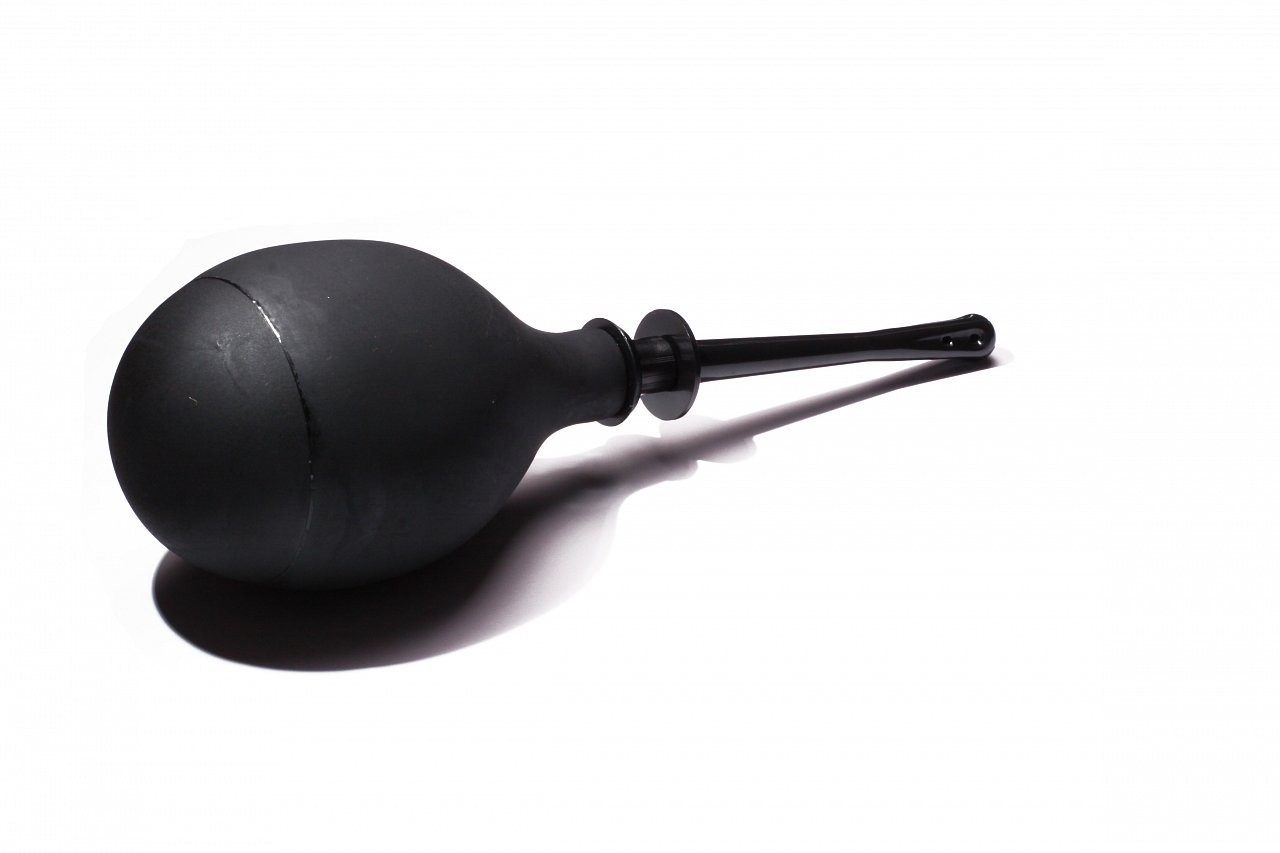 Клизма на големия задник