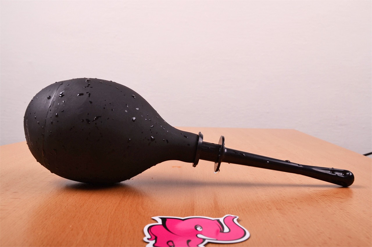 Клизма на големия задник - на масата