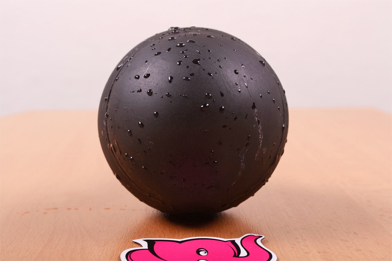 Клизма на големия задник - на масата