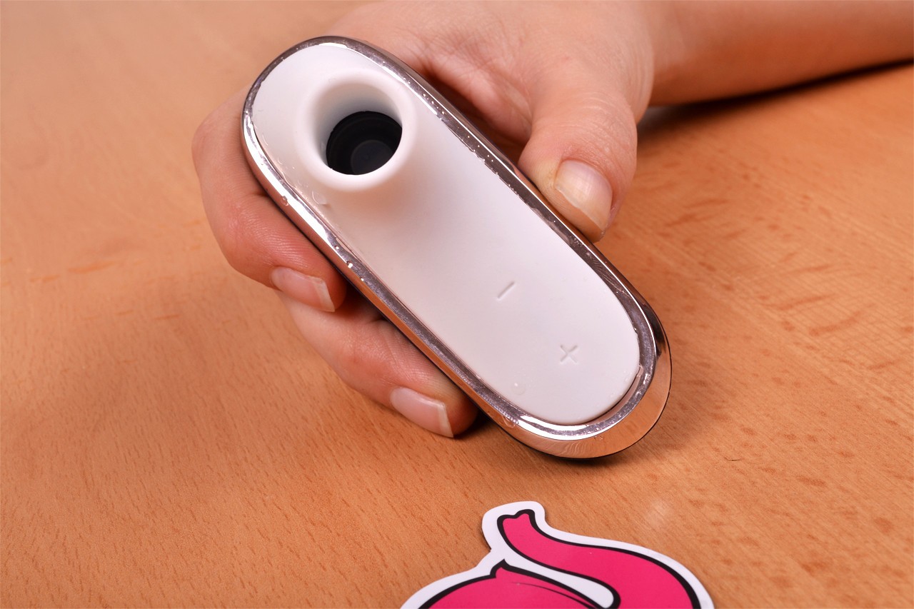 Satisfyer Pro Traveler, в ръка