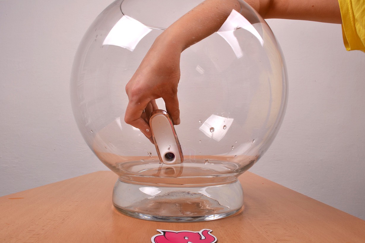 Satisfyer Pro Traveler, във вода