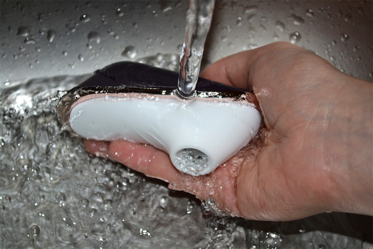 Satisfyer Pro Traveler, под течаща вода