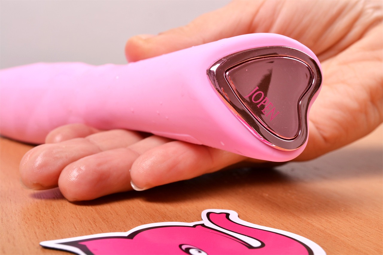 Силиконов вибратор Pink Lover, в ръка