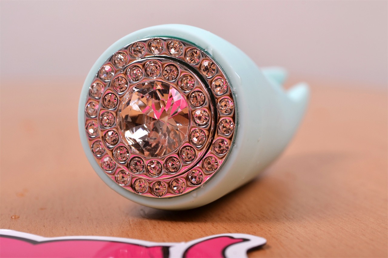 Вибратор за масаж с тюркоазен диамант - детайл на закопчалката