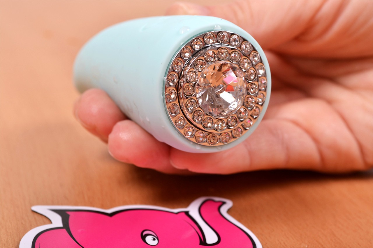 Тюркоазен диамантен масажен вибратор - в ръка