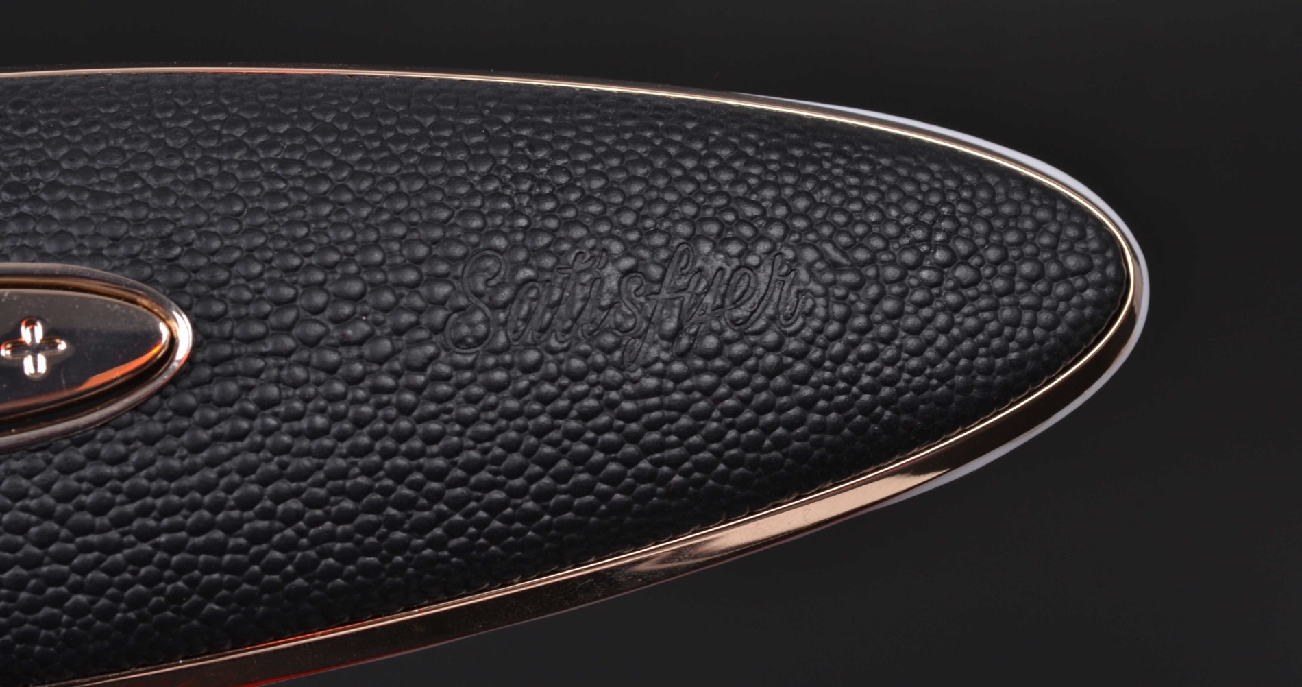 Satisfyer Луксозен вибратор под налягане, лого