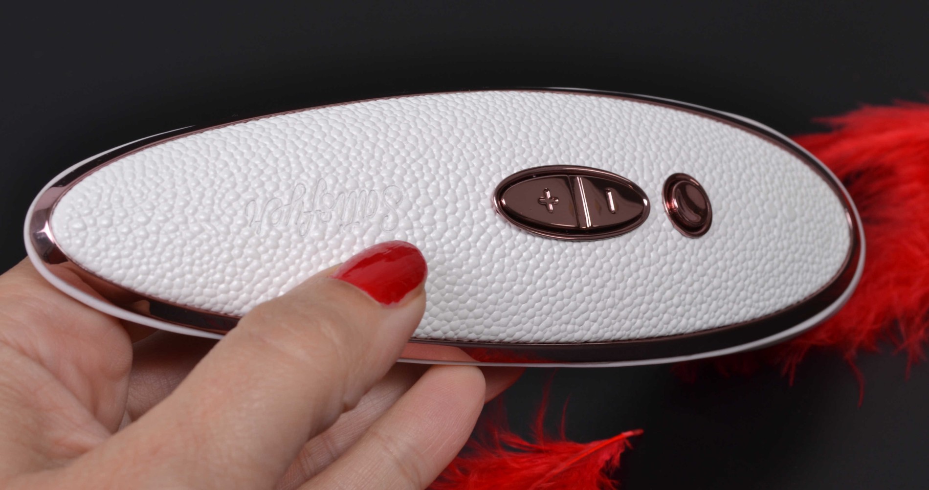 Satisfyer Луксозен вибратор под налягане, в ръка