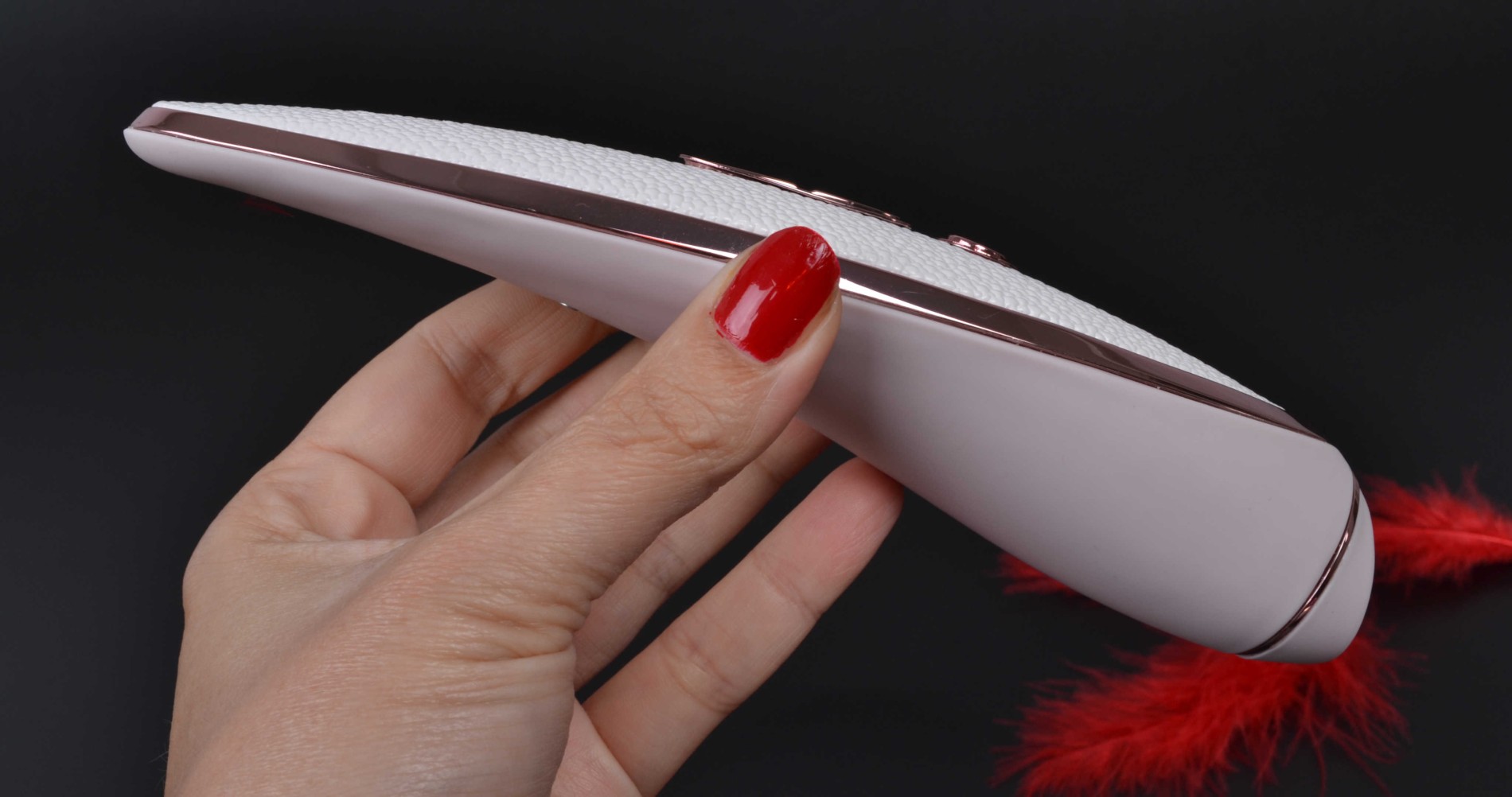 Satisfyer Луксозен вибратор под налягане, в ръка