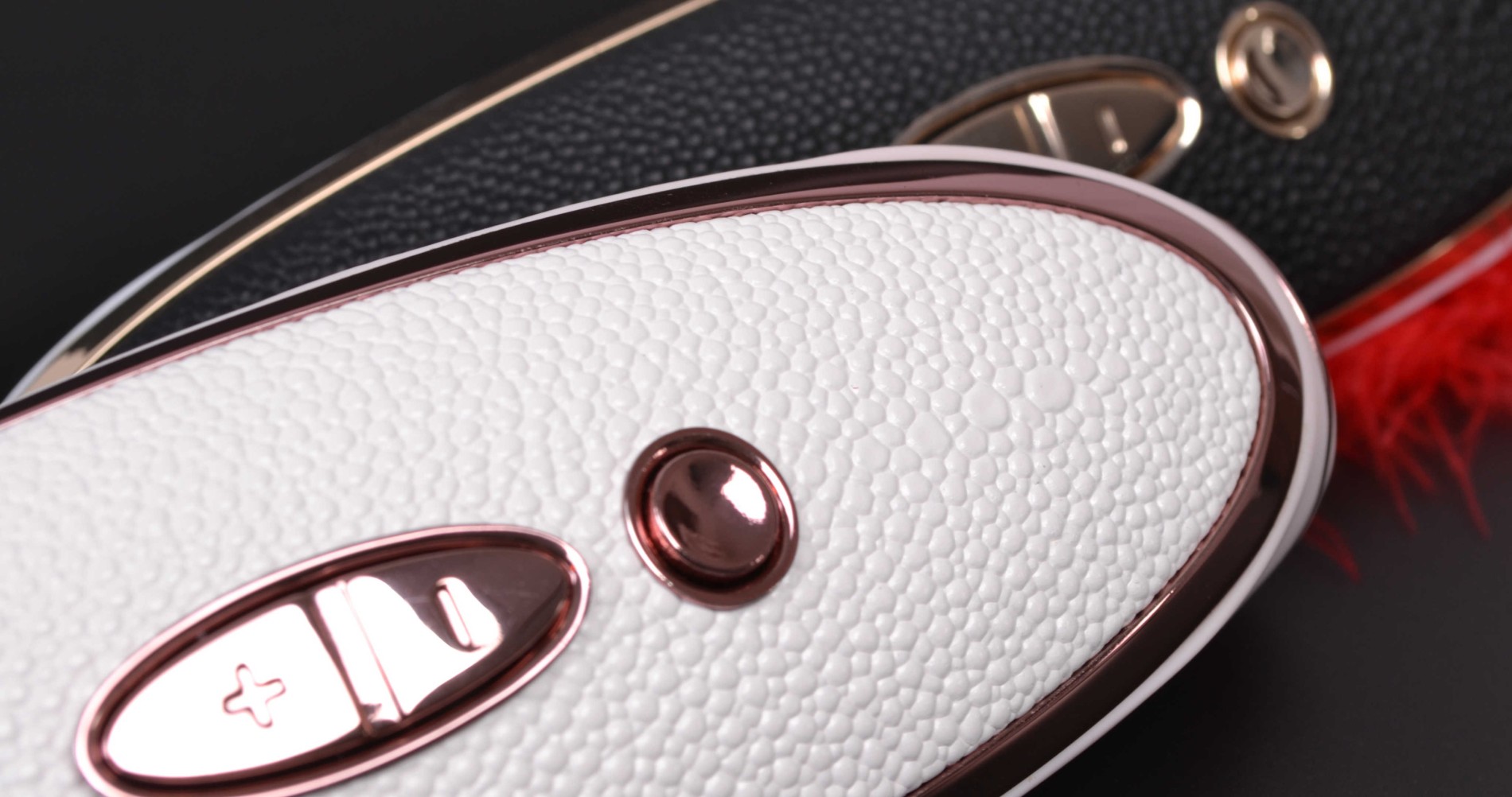 Луксозен вибратор под налягане Satisfyer, контрол