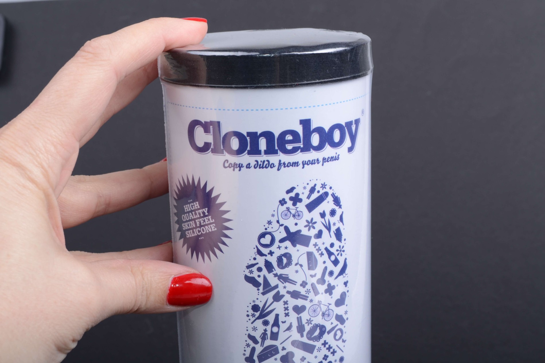 Комплект за отливане на пенис CloneBoy, в ръка