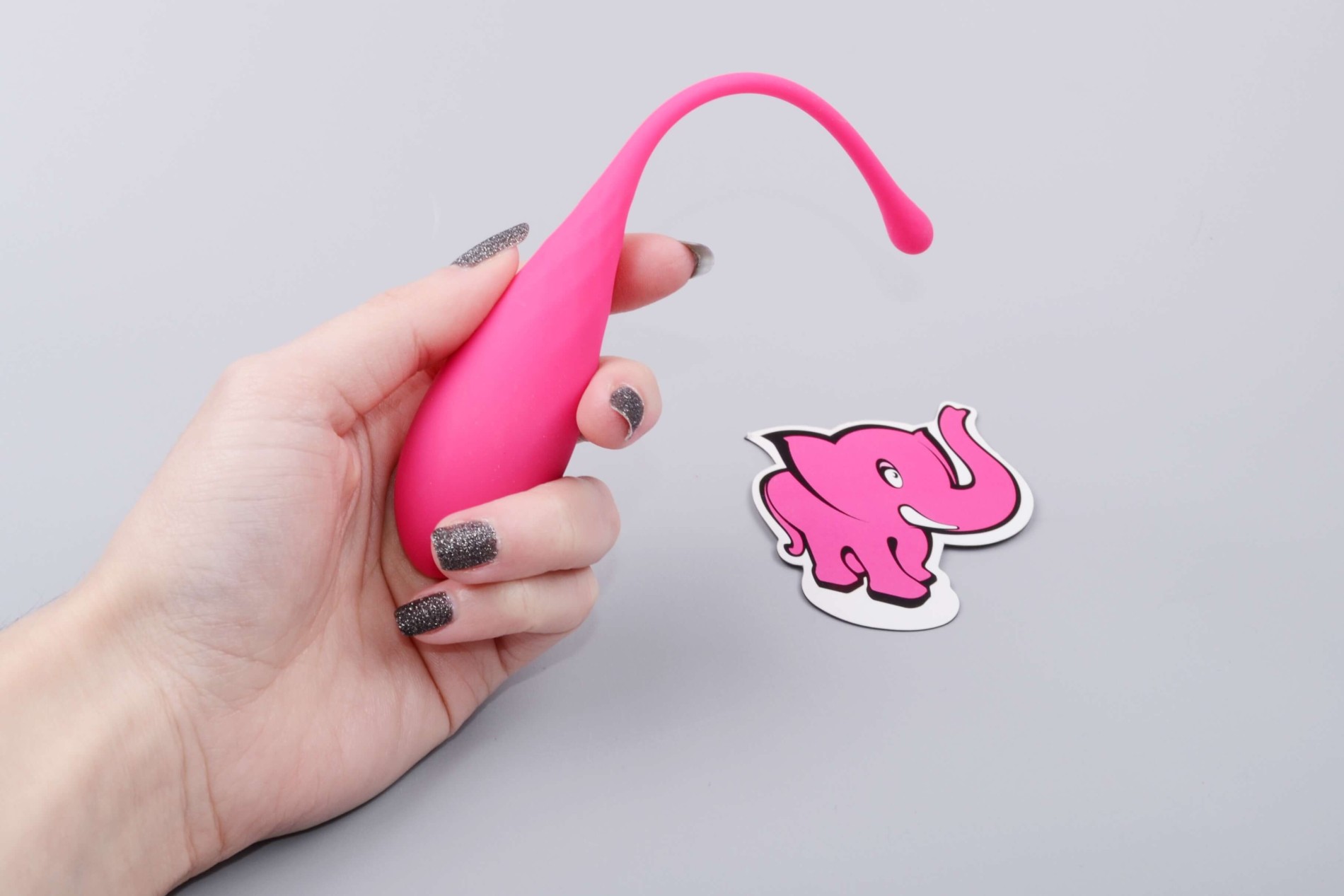 Deluxe Petite Kegel Balls Vaginal Dumbbell Set, в ръка