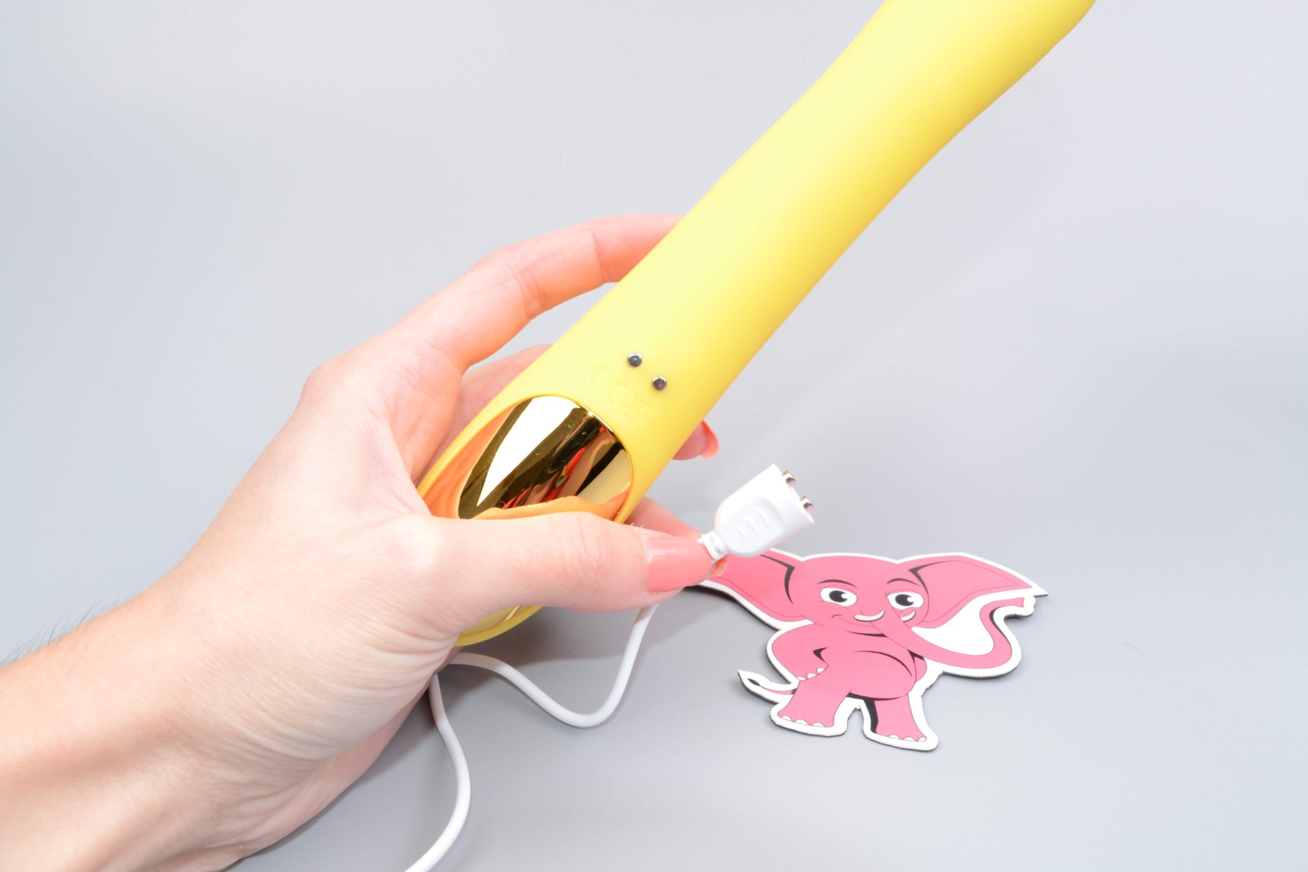 Пчелен вибратор за клиторни зъби, в ръка