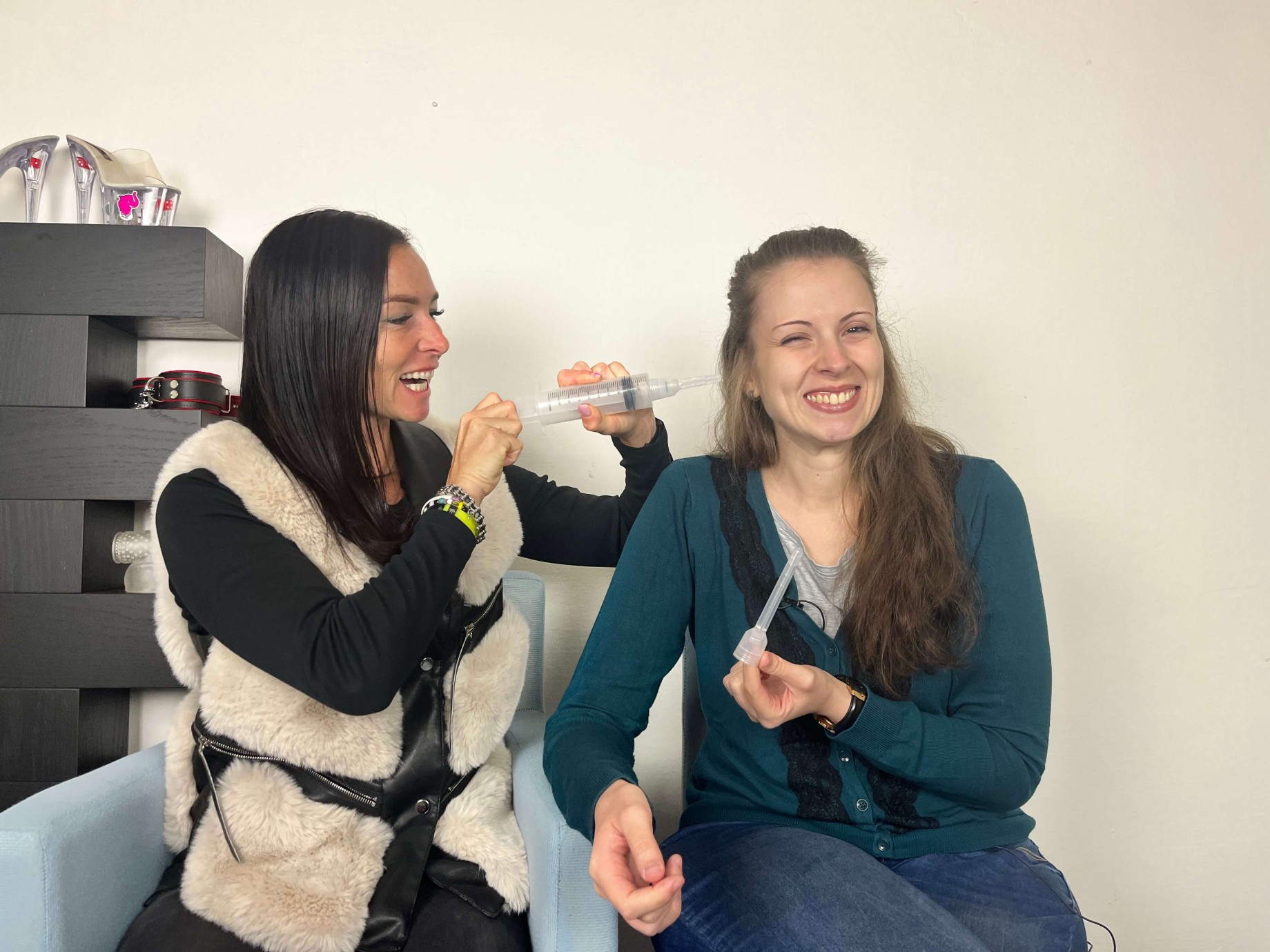 Спринцовка за клизма, Domča и Lucka