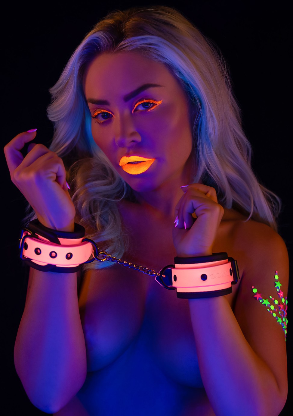 Розови светещи белезници Pink Baddie