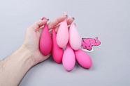 Deluxe Petite Kegel Balls Vaginal Dumbbell Set, в ръка